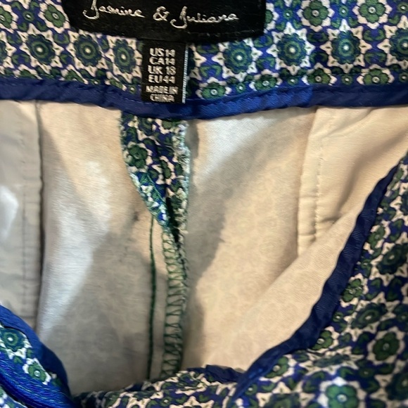 Elegant Geometric Blue Capris - Picture 7 of 8